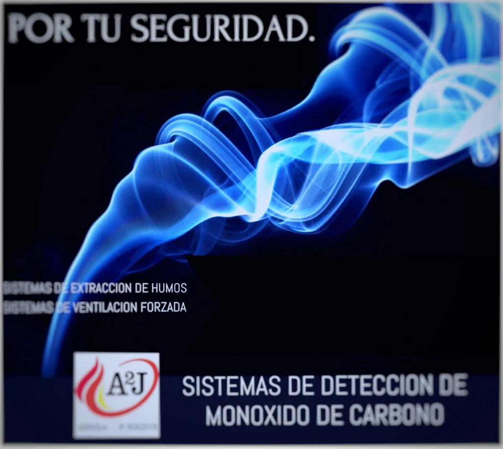Imagen con humo azul representando la detección de monóxido de carbono y sistemas de ventilación forzada de A2J Mantenimientos Integrales