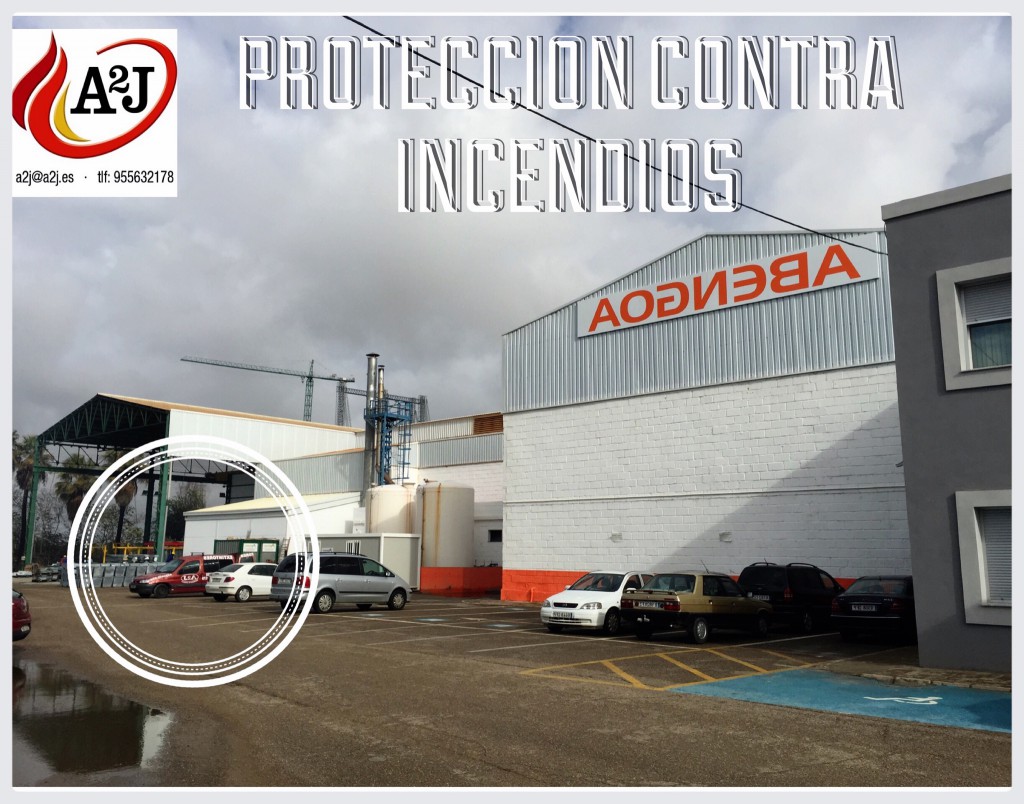 Furgoneta roja de Extintores A2J utilizada para servicios de instalación y mantenimiento de sistemas contra incendios en Sevilla.