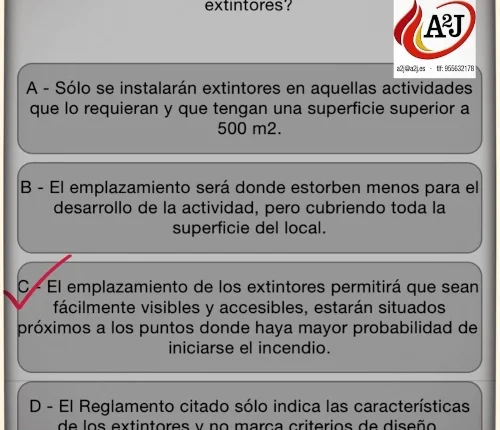 Imagen con logotipo de Extintores A2J que muestra la respuesta correcta sobre la ubicación visible y accesible de los extintores.